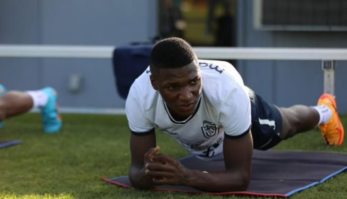 MOISES-CAICEDO-ENTRENAMIENTO-TRICOLOR