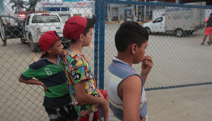 Escenario. Niños observan curiosos como autoridades y medicina legal llegan hasta el sector a retirar el cuerpo de una persona que, horas antes, fue asesinado a tiros.
