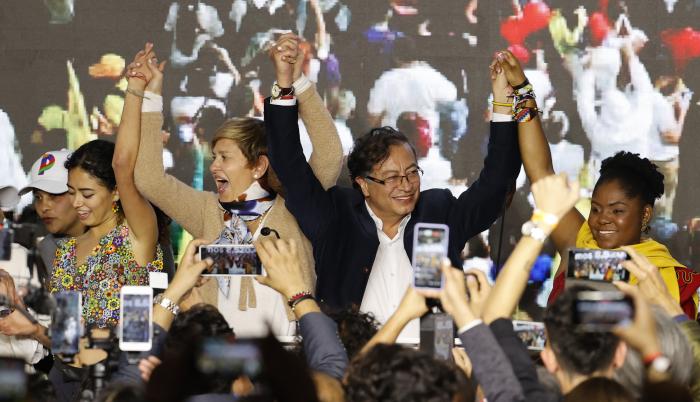 El candidato a la presidencia de Colombia Gustavo Petro (2-d) celebra junto a su esposa Verónica Alcocer (2-i) y su candidata a la vicepresidencia Francia Márquez (d) hoy, al final de la jornada de elecciones para elegir presidente de Colombia para el per