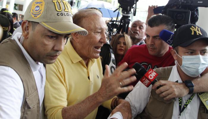 Fotografía cedida por la campaña de la Liga de Gobernantes Anticorrupción de su candidato a la Presidencia de Colombia Rodolfo Hernández habla luego de votar hoy, en el centro de votación del colegio Santander en Bucaramanga (Colombia).