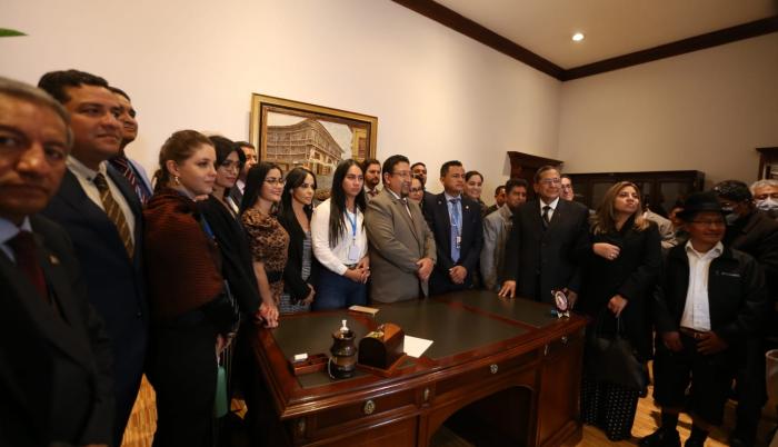 Virgilio Saquicela toma posesión del despacho de la presidencia de la Asamblea.