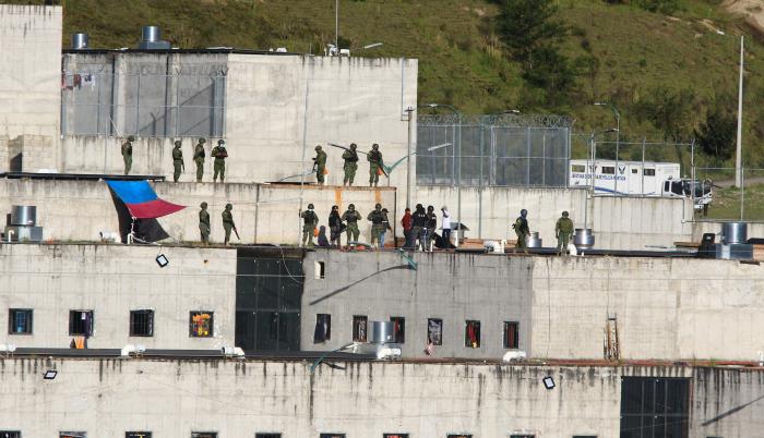 Presos protestan en los techos del centro de privación de la libertad N.1 en Cuenca (Ecuador), en una fotografía de archivo.