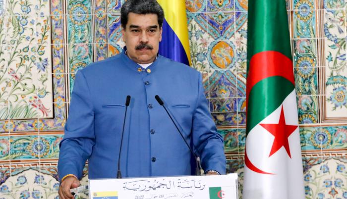 Fotografía reciente cedida por la oficina de prensa del Palacio de Miraflores donde se observa al presidente de Venezuela, Nicolás Maduro, en Argel (Argelia).