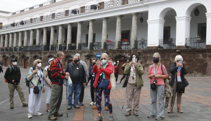 Escenario. Mientras se desarrollaban las movilizaciones, Carondelet tenía turistas.