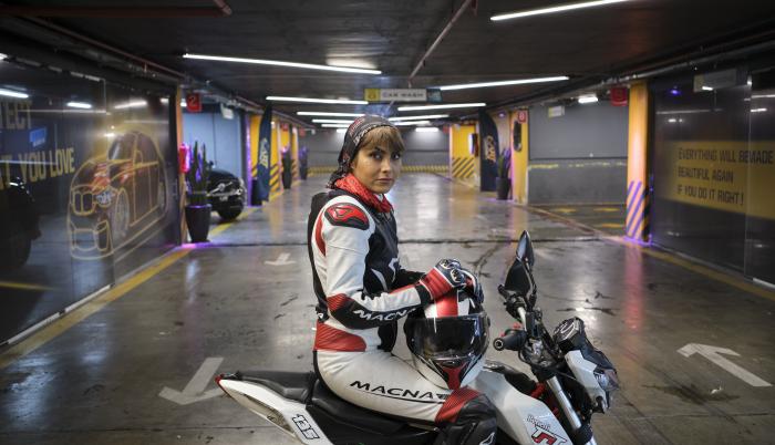 Talaí (1980, Shiraz) creció en una casa con cuatro hermanos obsesionados por los coches, las carreras y las aventuras, y no ha dejado que las restricciones que pesan sobre las mujeres en Irán se interpongan en sus sueños.