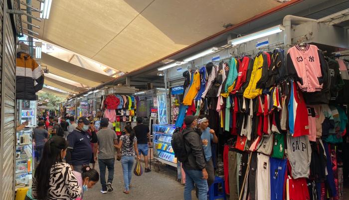 A lo largo de la avenida Eloy Alfaro, sector conocido por la venta de aves y otros animales domésticos, el panorama era tenso, según los comerciantes.