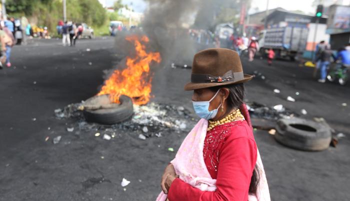 Escenario. Manifestantes quemaron llantas en el medio de la vía para bloquear la circulación de vehículos.