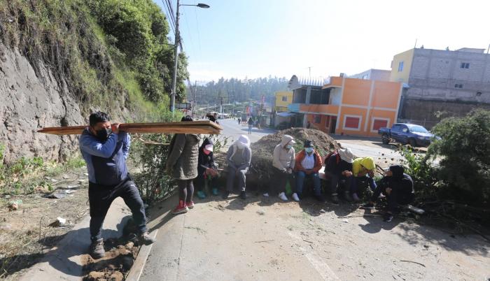 Varios camiones de carga y vehículos particulares tuvieron que ubicarse en fila. Sus conductores trataban de convencer a los manifestantes que les den paso para tratar de llegar a sus destinos.
