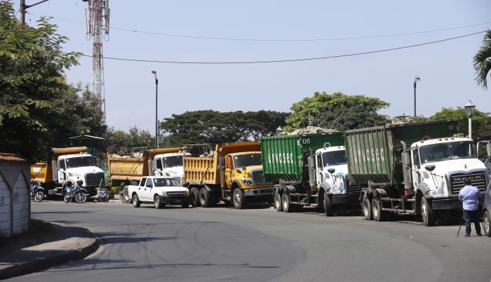 VOLQUETAS EN EL PUENTE (8360539)