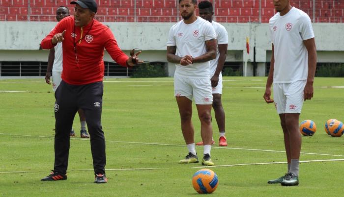 AUCAS-CESAR-FARIAS-ENTRENAMIENTO
