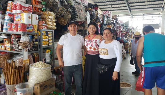Meliza Yumisaca junto a sus padres, Pablo Yumisaca y Elena Guacho.