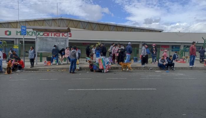 Los manifestantes indígenas se tomaron los mercados y cerraron las principales vías de ingreso a la capital de Tungurahua.