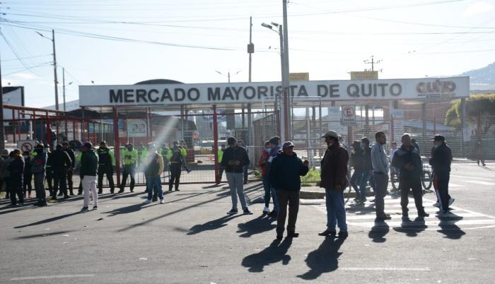 Los comerciantes mayoristas que no lograron acceder al mercado se desplazaron por barrios del sur para vender su mercadería.