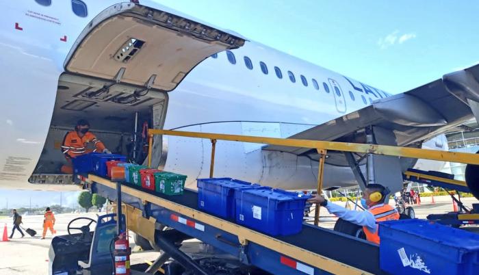 Ruta. Transporte informó el envío de toneladas de alimentos y de insumos médicos para abastecer otras ciudades.