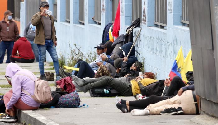 Escenario. Un grupo de manifestantes llegaron hasta los exteriores de la Universidad Politécnica Salesiana en Quito.