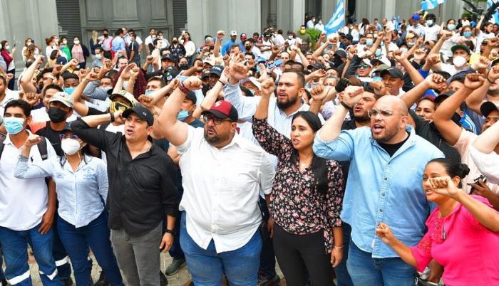 FUNCIONARIOS DEL MUNICIPIO AFUERA EL CABILDO