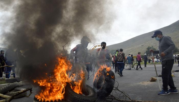 Protestas. Los manifestantes se agolpan a las calles para obstruir las vías e imposibilitar el paso de personas y vehículos.