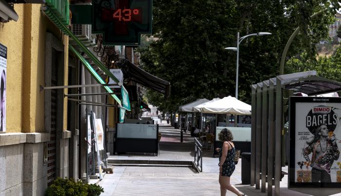Una mujer pasa frente a una farmacia que marca 43 grados, en una imagen de archivo.