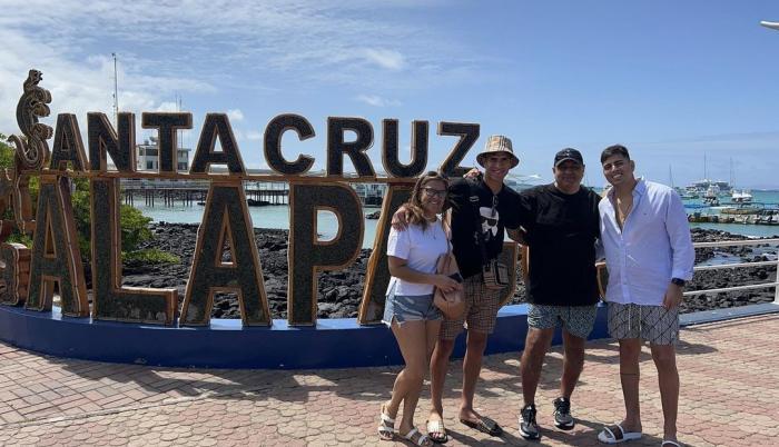 El futbolista Piero Hincapié en Galápagos.
