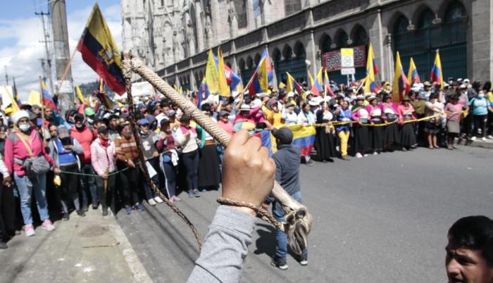 Marcha indígena avanza por la iglesia de La Basílica.