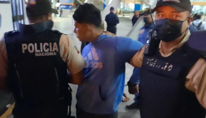 Metropolitanos retienen a sujeto armado y 2 sospechosos 1