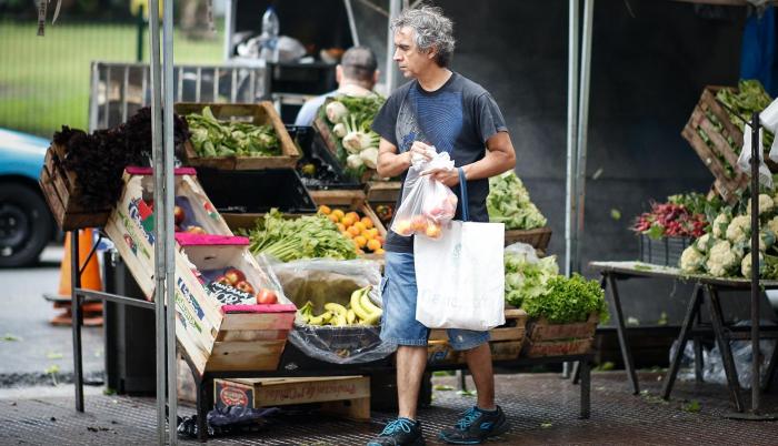 persona comprando alimento