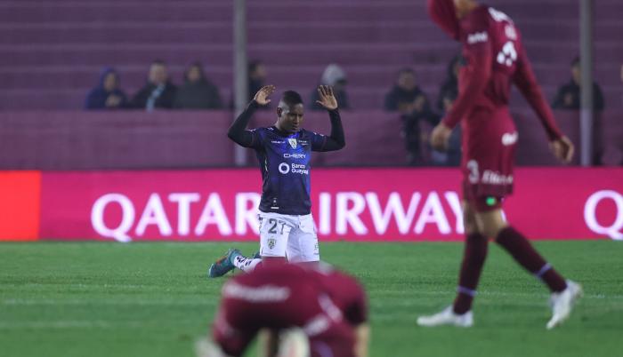 Willian Vargas de Independiente del Valle celebra tras el partido ante Lanús de los octavos de final de la Copa Sudamericana, en el estadio La Fortaleza, en Buenos Aires (Argentina).