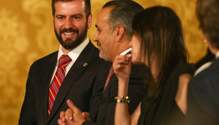 El nuevo ministro ecuatoriano de Economía, Pablo Arosemena (i).