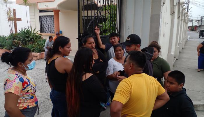 FAMILIARES CONSTERNADOS EN LA MORGUE DE DAULE