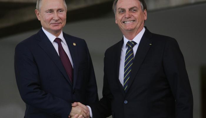 Fotografía de archivo, tomada el 14 de noviembre de 2019, en la que se registró al presidente de Rusia, Vladimir Putin (i), junto a su homólogo de Brasil, Jair Bolsonaro (d), durante la XI Cumbre de las BRICS, que agrupa a las economías de Brasil, Rusia,