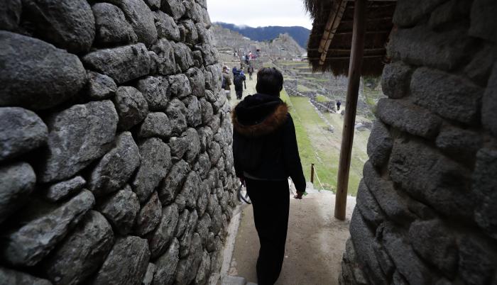 Fotografía de archivo en la que se registró a un grupo de turistas al recorrer la ciudadela inca de Machu Picchu (Perú).