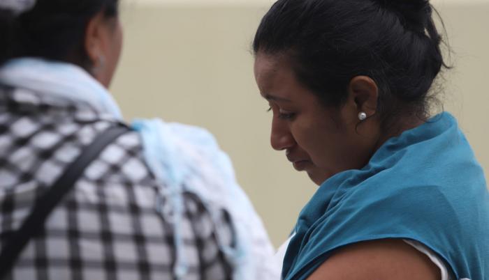 Dos mujeres llegaron llorando tras enterarse de uno de que uno de sus parientes murió en la masacre.