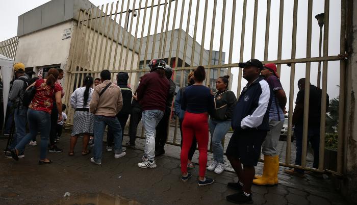 Familiares de reos fallecidos en una cárcel de Ecuador esperan por información, en una fotografía de archivo.