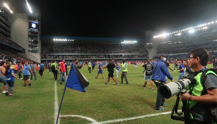 emelec-hinchas-invasion-capwell