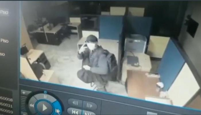 Captura. El sujeto se retira de lugar con los equipos pero antes se despide de la cámara de seguridad.