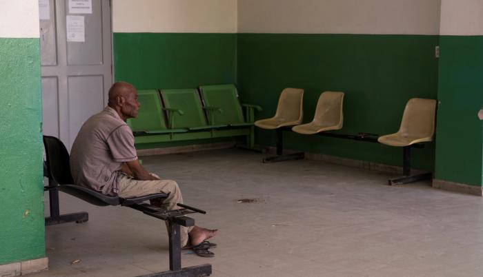 Un hombre espera en un pasillo del Hospital Universitario de La Piax, en Puerto Príncipe (Haití), en una fotografía de archivo.