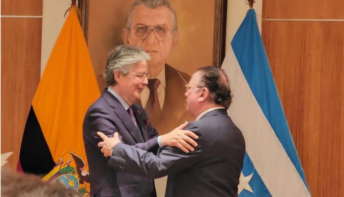 Condecoración al Mérito en grado de Caballero a Galo Martínez Leisker. El director de diario EXPRESO junto al presidente de la República, Guillermo Lasso Mendoza.