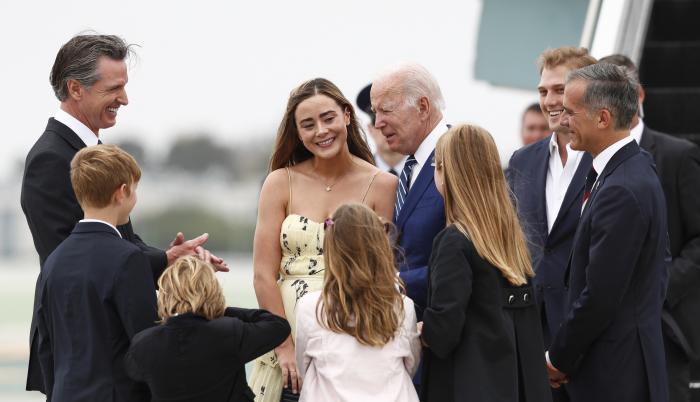 El presidente de Estados Unidos, Joe Biden (d), junto a su nieta Naomi Biden (c), en una fotografía de archivo.