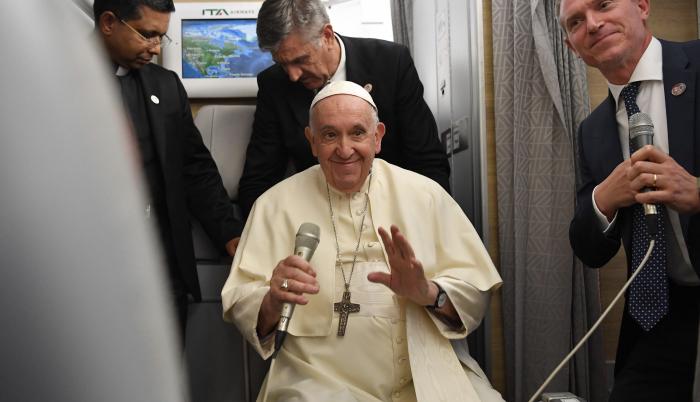 El pontífice a bordo del avión papal.