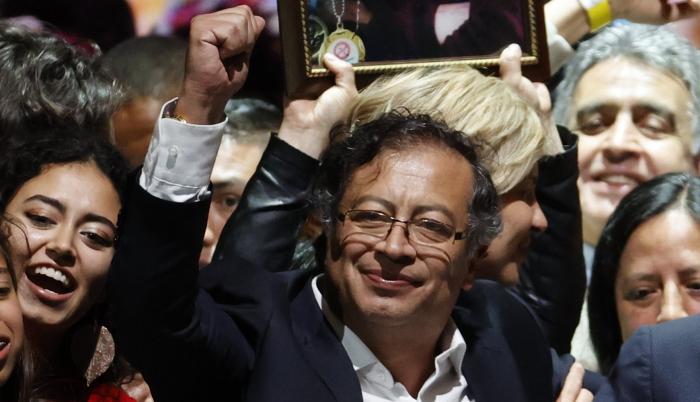 Gustavo Petro y la lar (8589807)