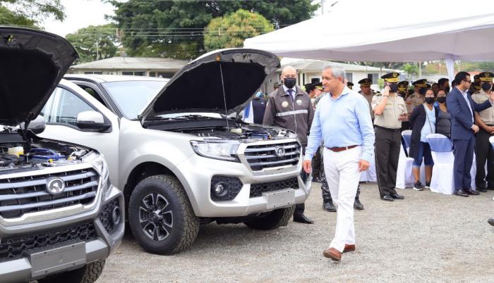 PATRICIO CARRILLO EN LA ENTREGA DE VEHICULOS