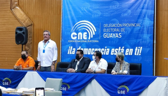 Jimmy Jairala llena los formularios de aceptación de la candidatura a la alcaldía de Guayaquil