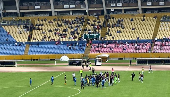 DeportivoQuito-hinchas-agresión-árbitros