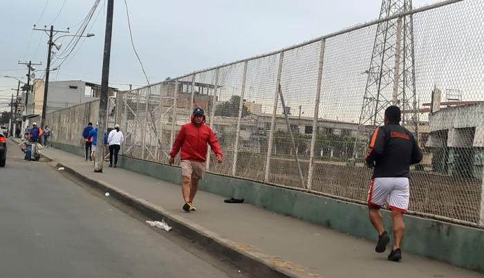 las personas deben correr alrededor del estadio, en la vereda (2)