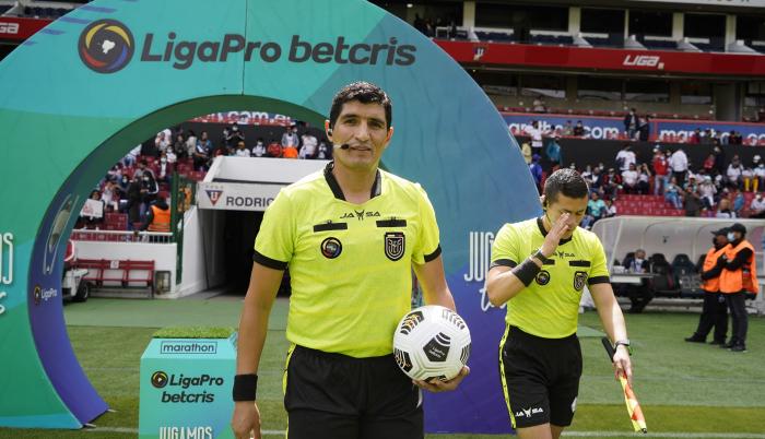 Diego-Lara-árbitro-agresión-hinchas-DeportivoQuito