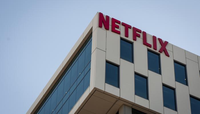 Fotografía de archivo fechada el 18 de octubre de 2019 de el logo de Netflix en uno de los edificios de la compañía en Los Ángeles (EE. UU).