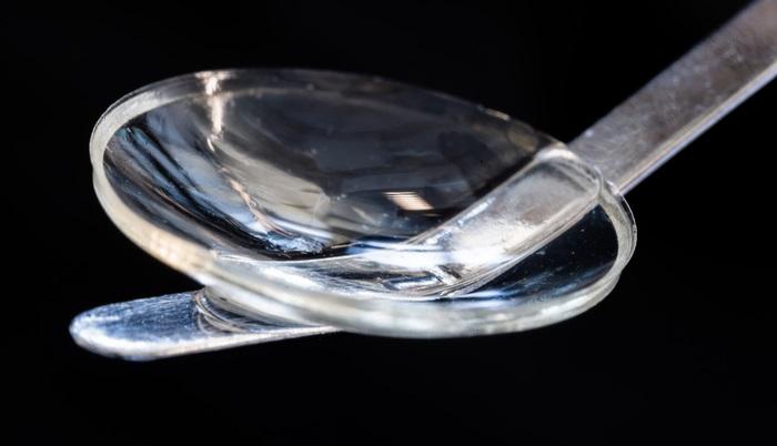 Implante de córnea fabricado con proteína de colágeno procedente de piel de cerdo.