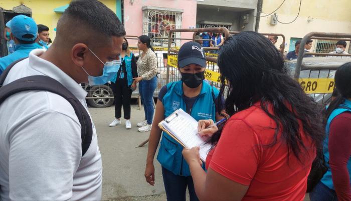 Recorrido. Funcionarios del Ministerio de Inclusión receptó datos de las víctimas colaterales del atentado.