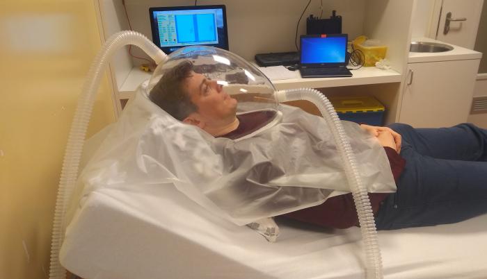 El sistema de campana ventilada de la Universidad de Maastricht se utiliza para medir el oxígeno consumido y el dióxido de carbono producido durante actividades como la masticación.