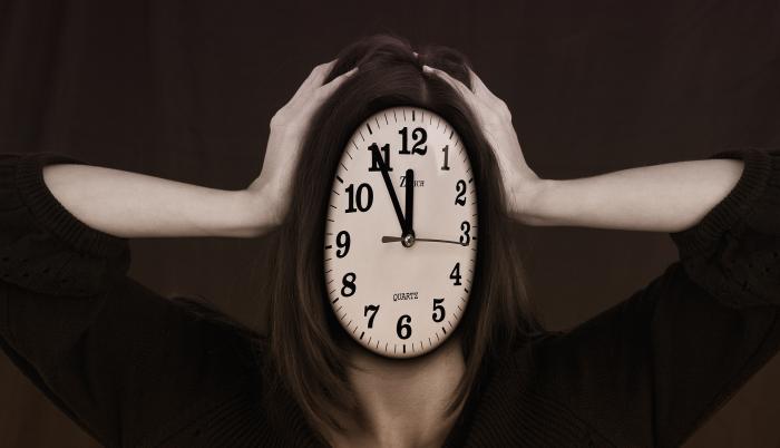 Mujer angustiada porque el tiempo no le alcanza